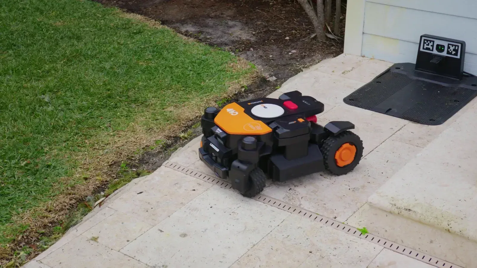 Robot-tondeuse Worx Landroid au travail dans un jardin