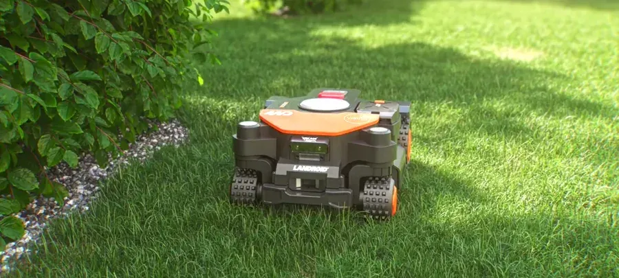 Le robot Worx tond une pelouse impeccable le long d'une bordure