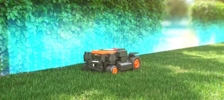 Le robot Worx gère plusieurs zones, ici au bord de la piscine