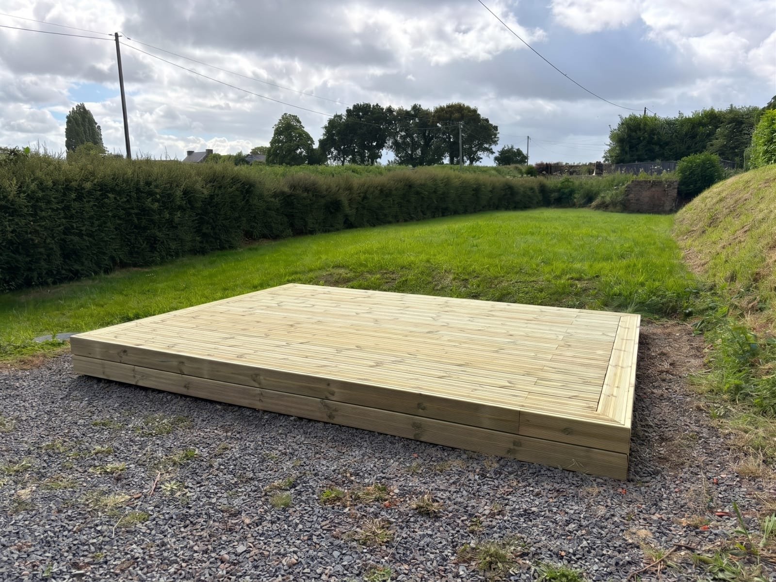 Terrasse en bois de pin classe 4 réalisée à Pommerit-Jaudy (4 × 3 m)