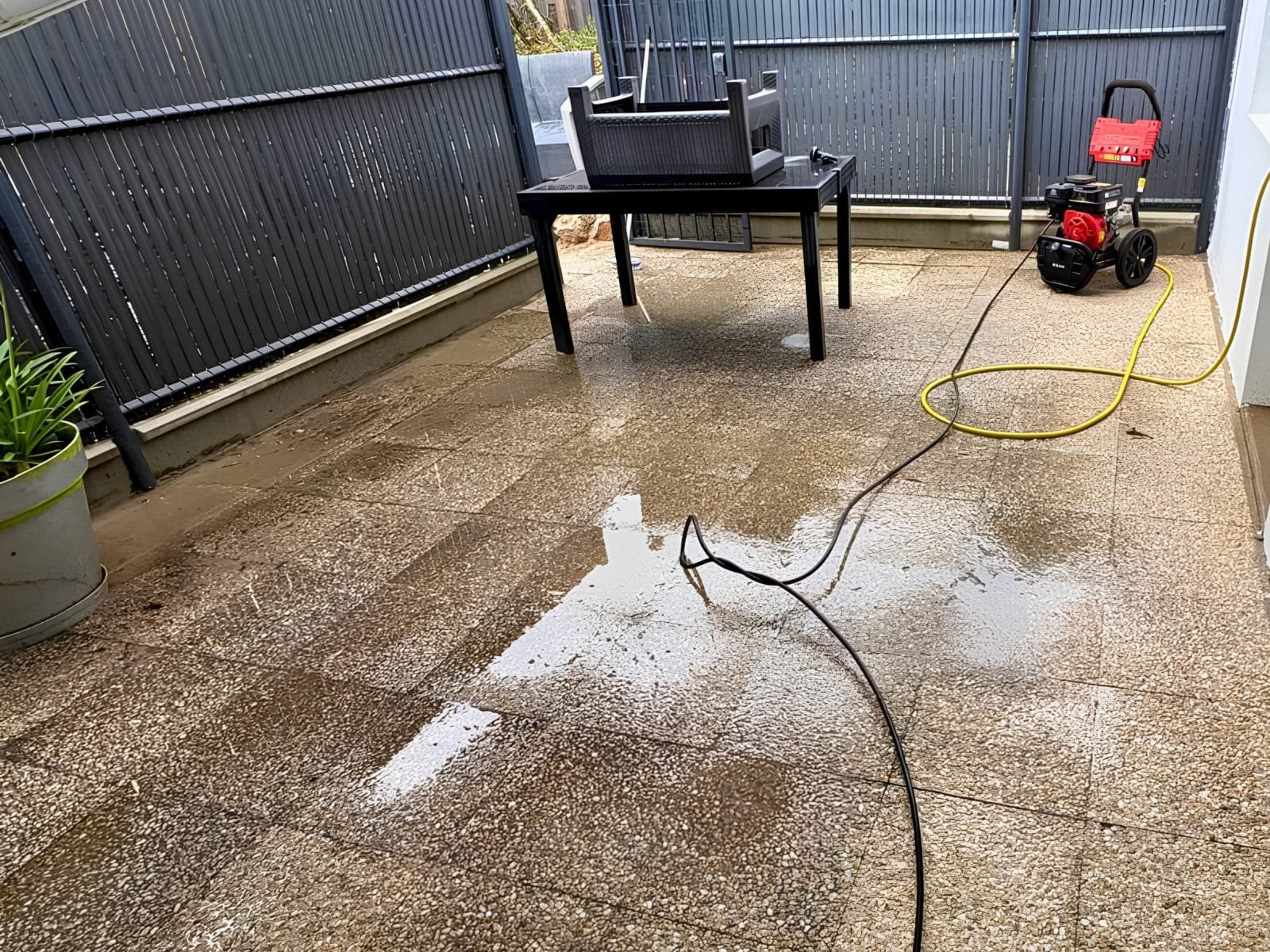 Nettoyage d'une terrasse en dalles, avant
