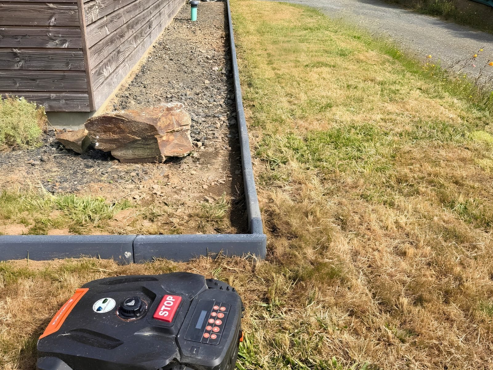 Pose de bordure en ciment gris anthracite pour délimiter le terrain + Installation d'un robot de tonte filaire d'occasion 800m² à Minihy-Tréguier (22220) à Minihy-Tréguier (22)