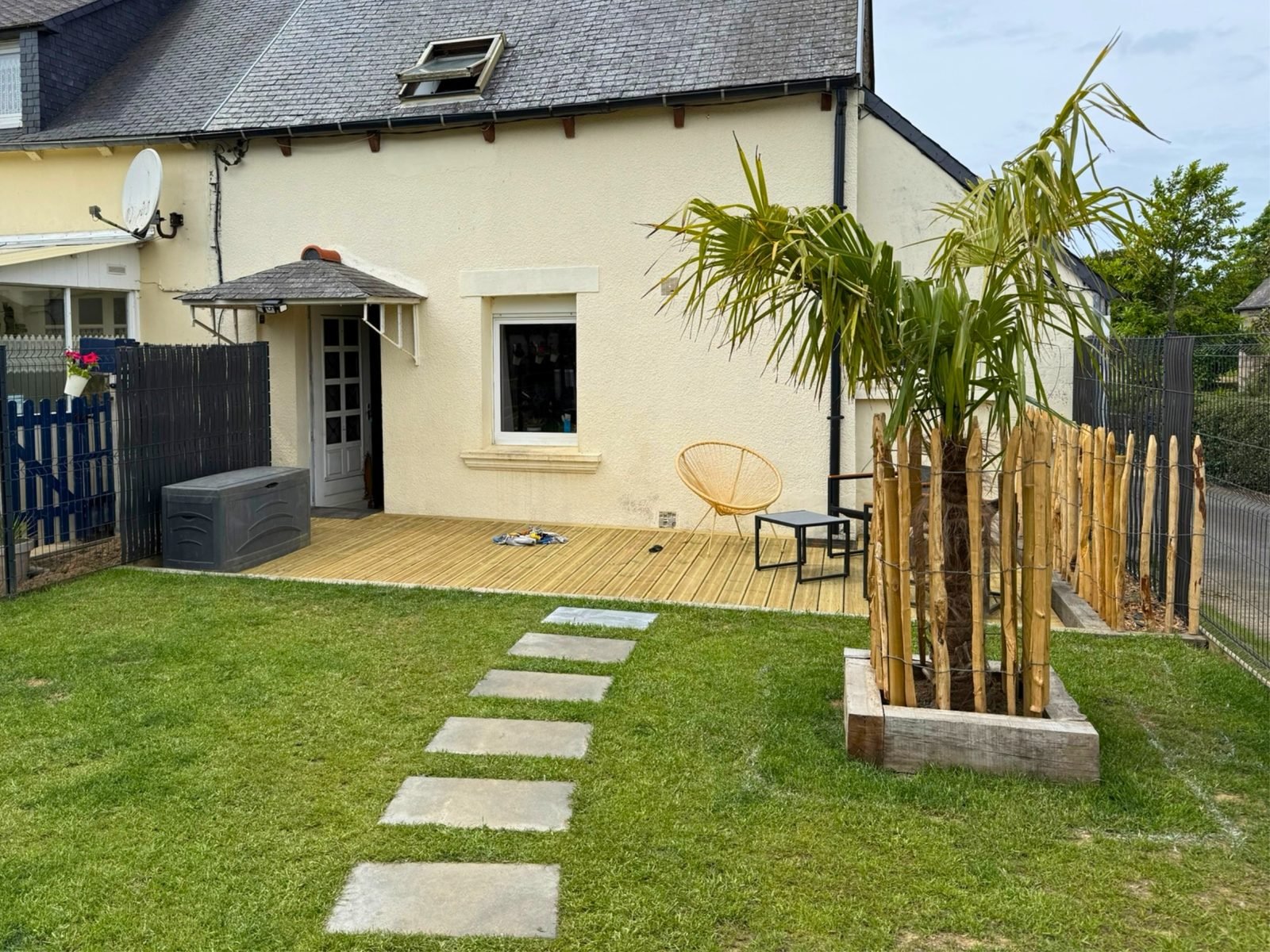 Réalisation d'une clôture en grillage rigide, d'une terrasse en bois de pin et de diverses plantations/ gazon sur La Roche-Derrien 22450. à Pommerit-Jaudy (22)